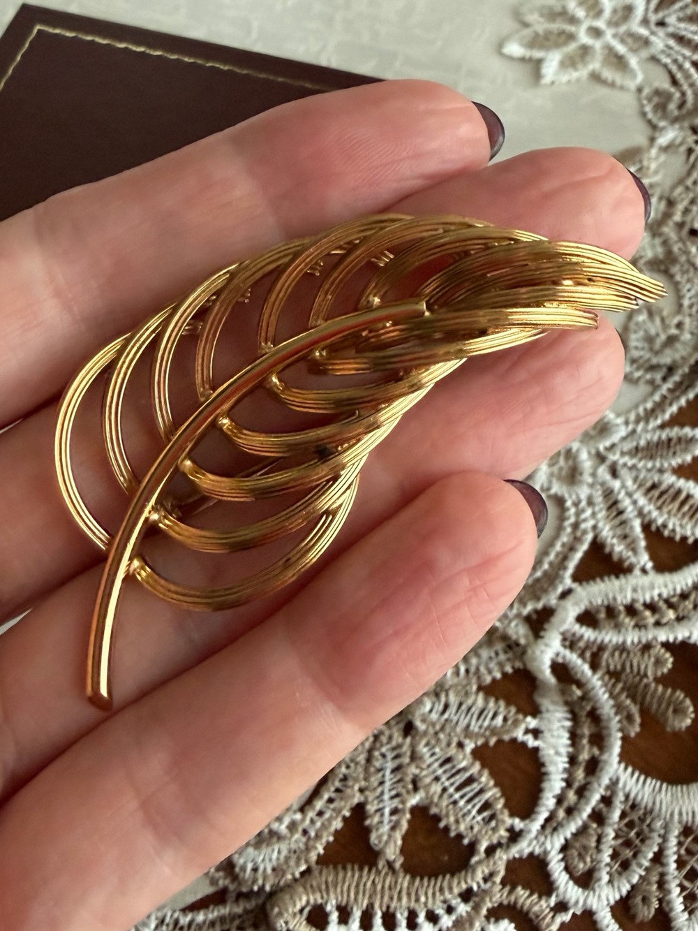 Monet Gold Leaf-Style Women's Brooch Pin - Elegant Feather Design - Picture 3 of 4